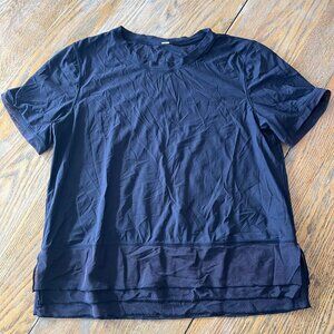 LULULEMON ATHLETICA layered mesh hem dk blue short sleeve top/pit to pit=17.5)